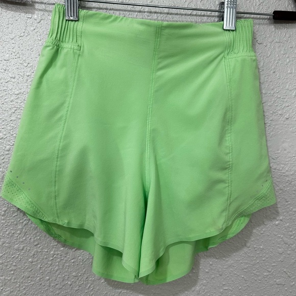 Lululemon Hight rise Hotty Hot HR Short 4” * SE  Size 2 Scream Green Light - Picture 1 of 9